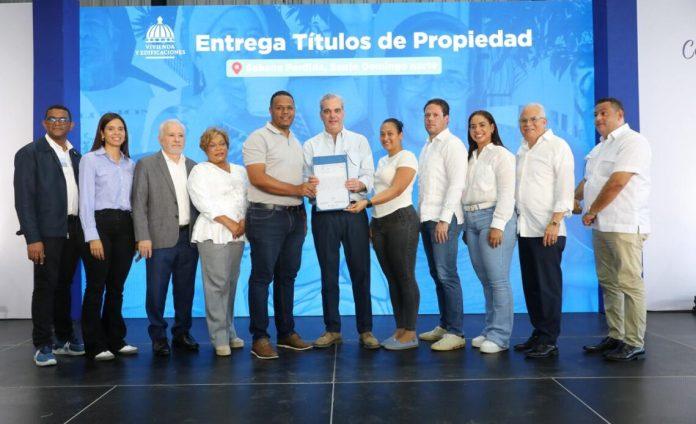 Presidente-Abinader-y-ministro-Bonilla-entregan-551-titulos