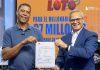LEIDSA entrega certificado a psicólogo ganador de RD$37 millones con el Loto.