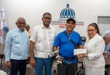 Gobierno entrega ayudas económicas a comerciantes afectados por ampliación de avenida Los Beisbolistas en Manoguayabo.